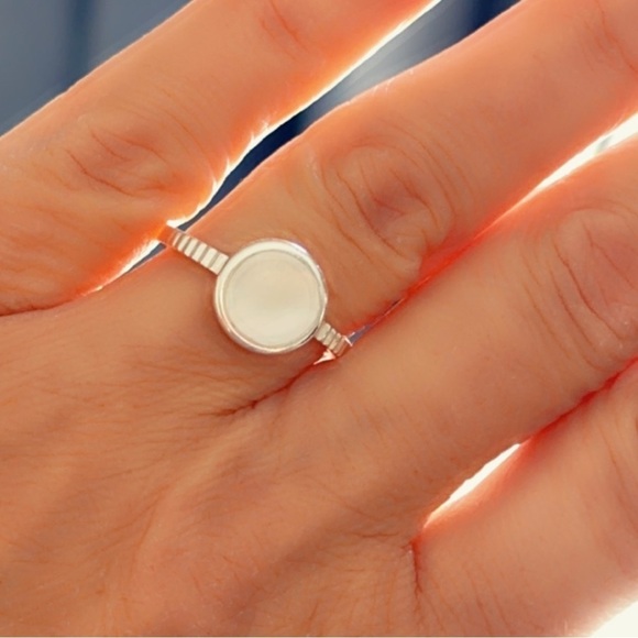 Mother of Pearl Sterling Silver Ring - Picture 5 of 10